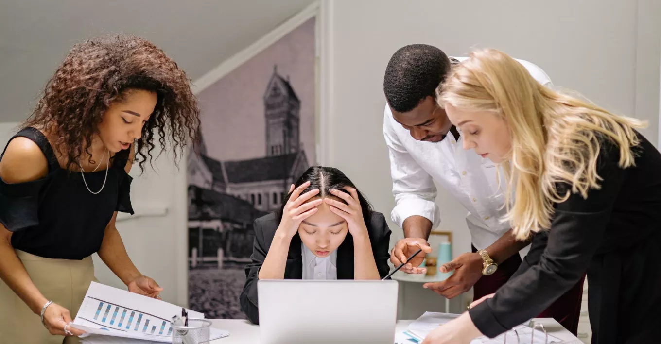 persona del trabajo deprimida 