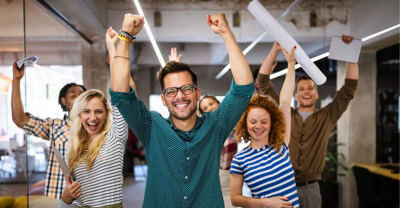 Personas felices en la oficina 