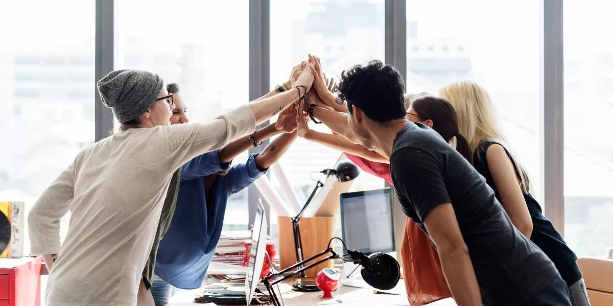 amigos celebrando en la oficina