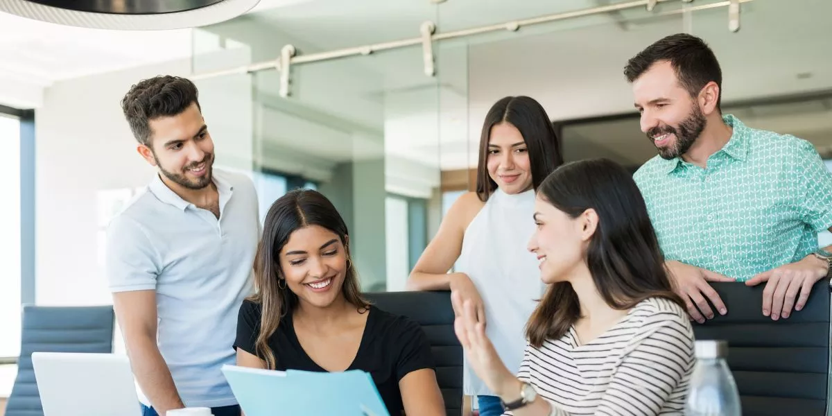 equipo de trabajo feliz 