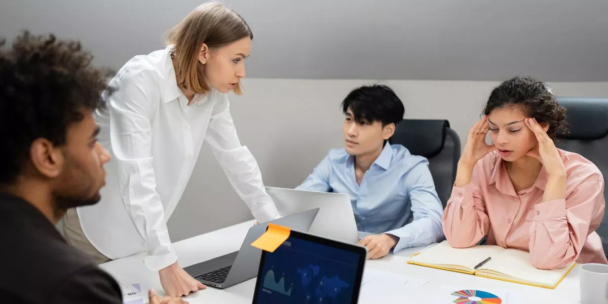 equipo de trabajo gestionando un conflicto interno 