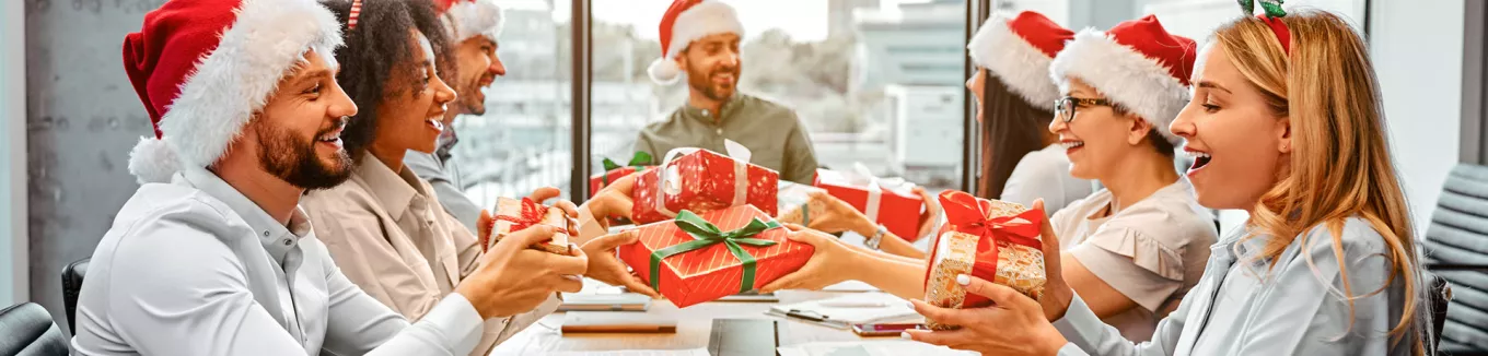 Equipo celebra Navidad juntos en la oficina  