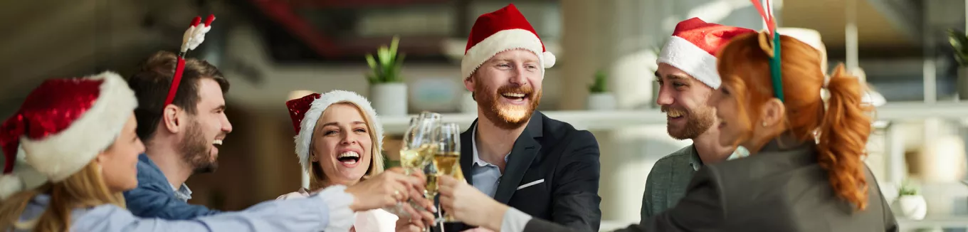 Equipo celebra Navidad en la oficina