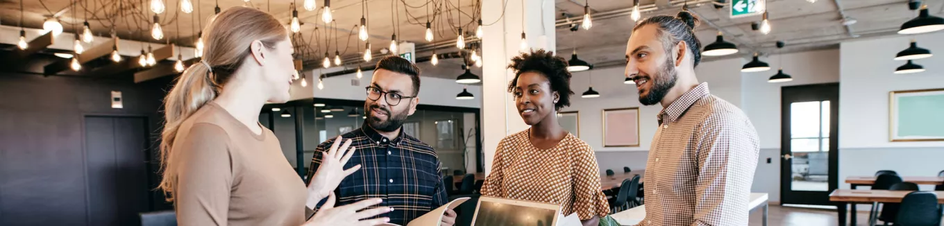 Equipo reunida para discutir los resultados en el fin del año  