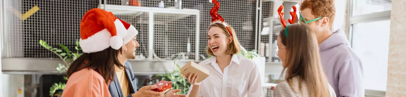 Amigos hacen amigo secreto en el fin del año