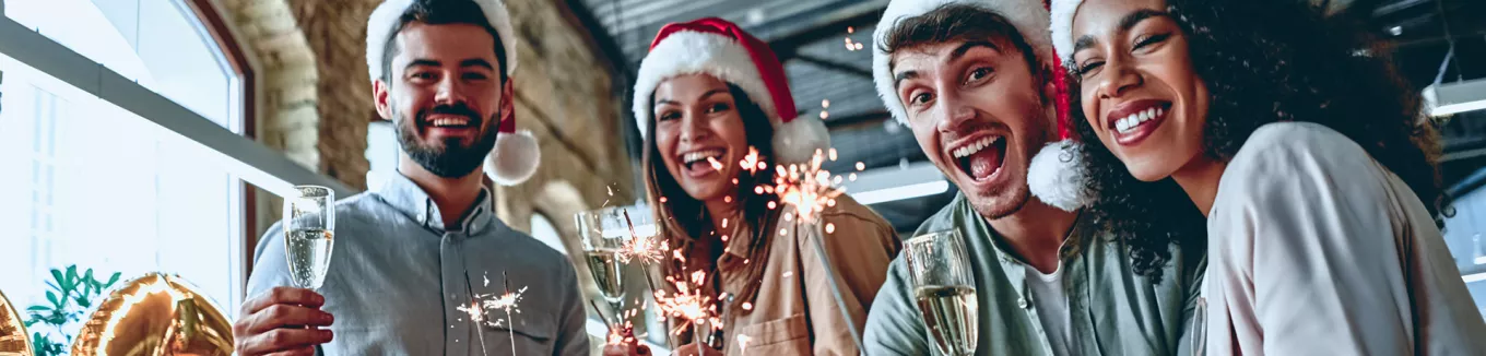 Personas celebran Navidad en la oficina