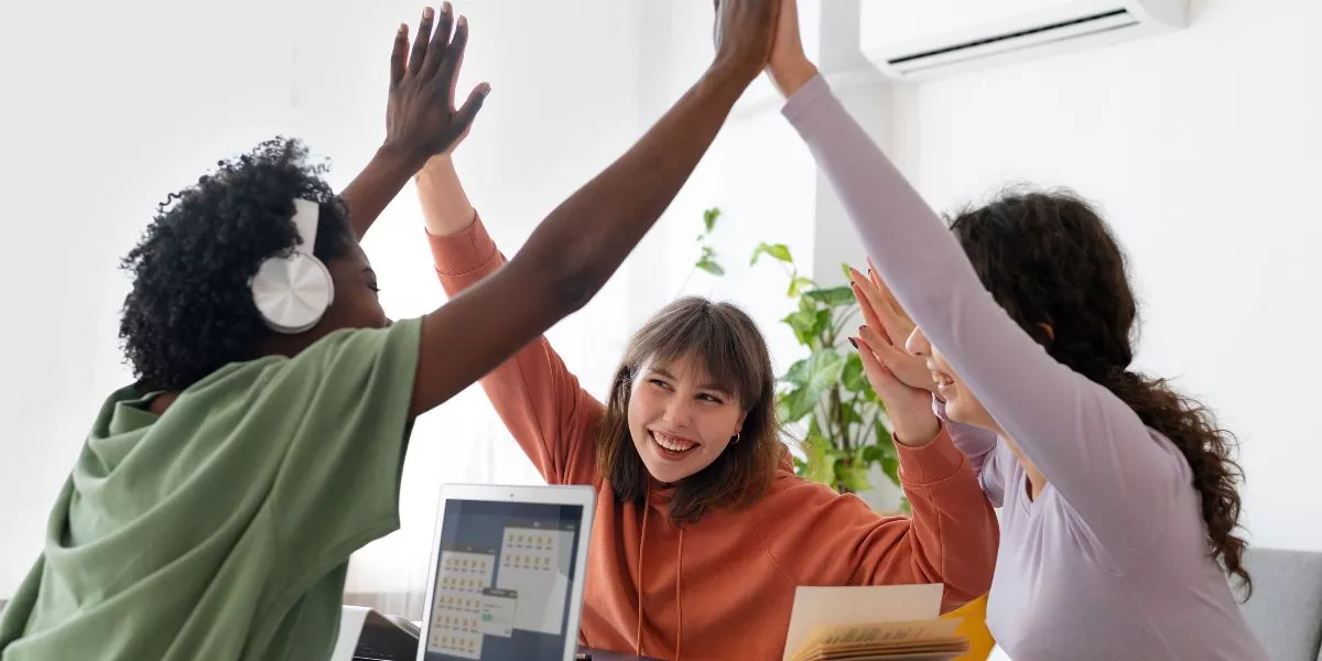 Colaboradoras felices porque tienen la libertad de elegir sus beneficios laborales