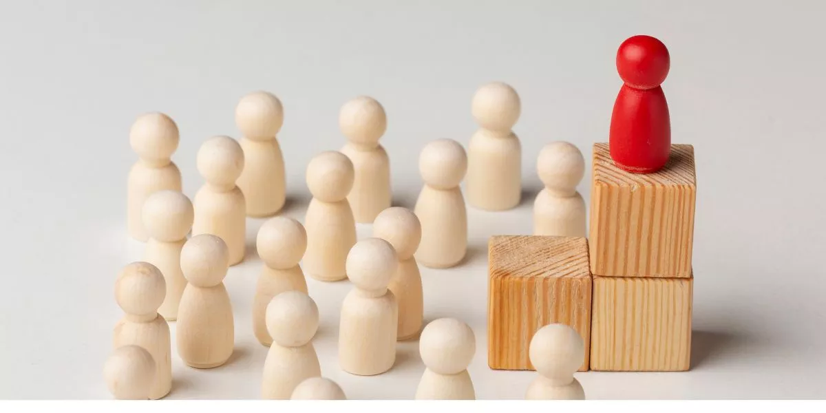 Ilustración que simboliza los estilos de liderazgo en una empresa y la relación entre jefes y equipos de trabajo. 