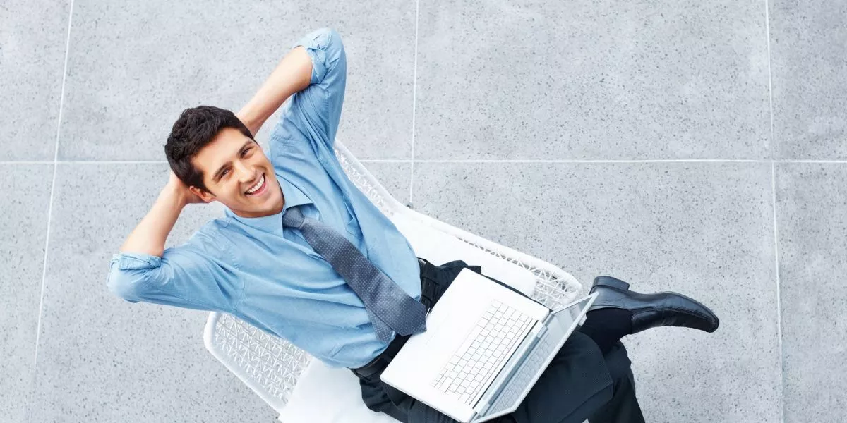 hombre feliz y despreocupado trabajando 4 días 