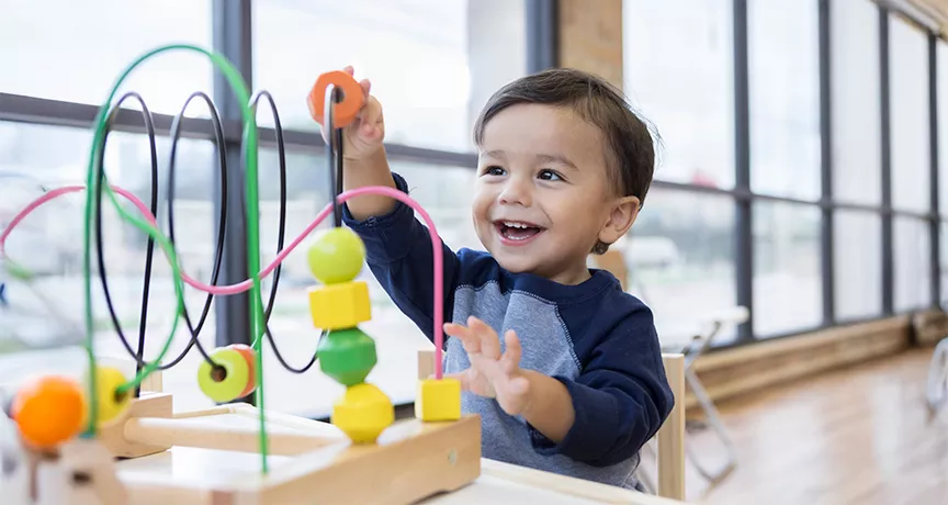 Niño jugando en su escuela 
