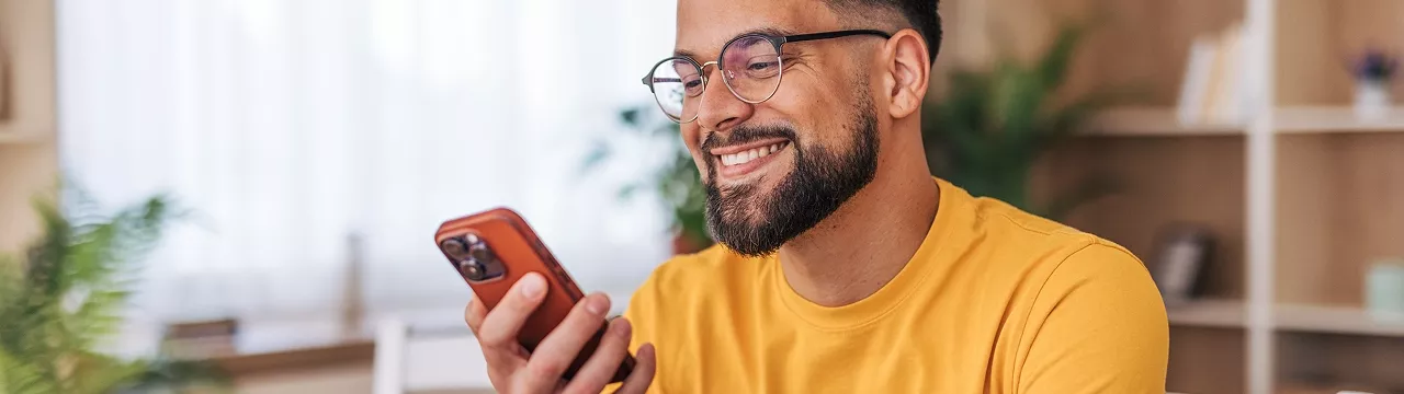 Persona usando un smartphone en un ambiente doméstico moderno