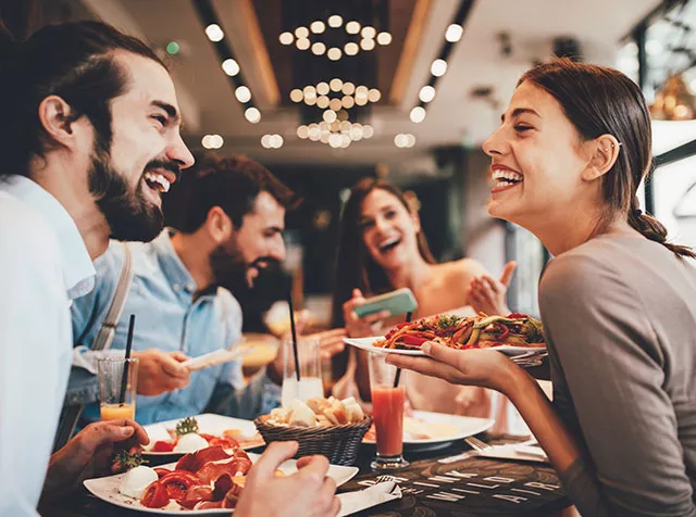 Almuerzo de trabajo animado de colegas de un equipo