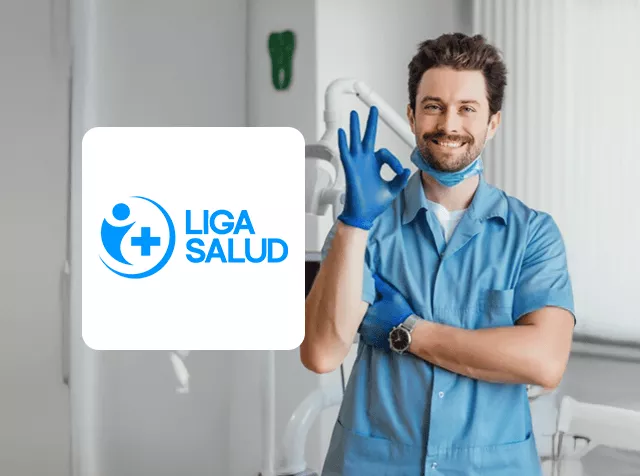 Logo de Liga Salud junto a un profesional de salud con uniforme celeste y guante azul haciendo señal de OK