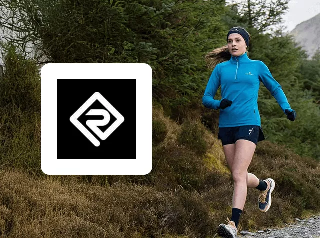 Logo de Ronhill junto a una corredora de trail con cortaviento azul