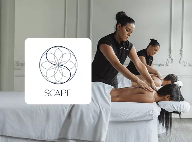 Logo de SCAPE junto a profesionales de spa realizando masaje relajante 