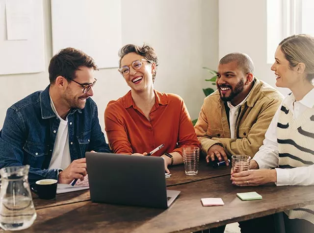 Equipo de trabajo conversa sobre los beneficios laborales de la empresa
