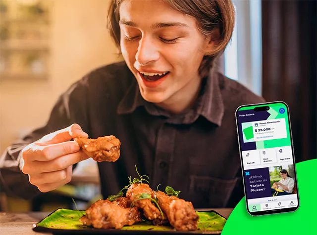 Hombre disfrutando un rico almuerzo con la imagen de la app Pluxee Chile a la derecha 