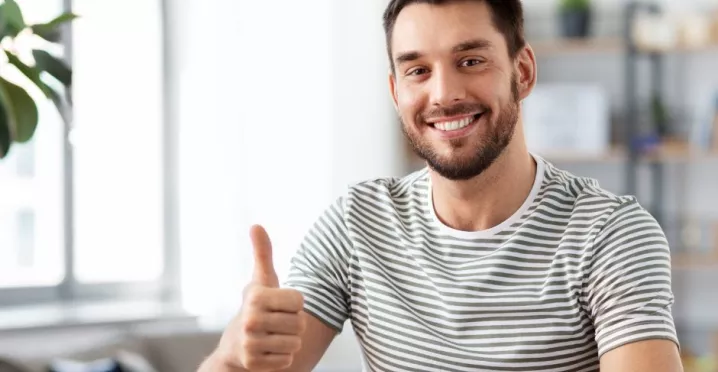 hombre feliz