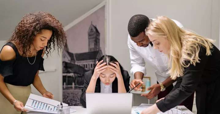 persona del trabajo deprimida