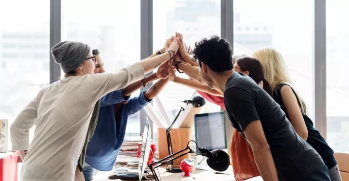 amigos celebrando en la oficina