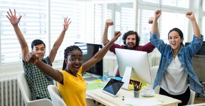 Equipo de trabajo celebrando victoria corporativa