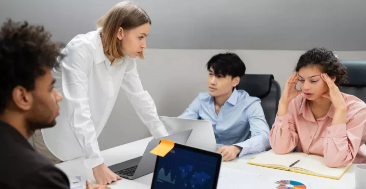 equipo de trabajo gestionando un conflicto interno