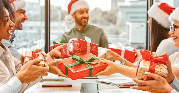 Equipo celebra Navidad juntos en la oficina 