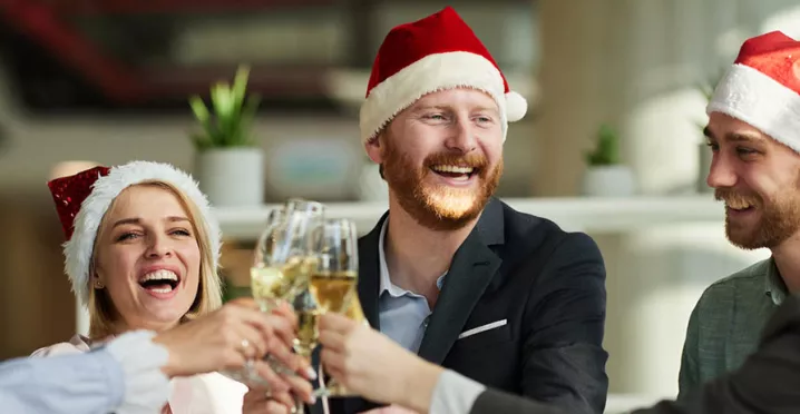 Equipo celebra Navidad en la oficina