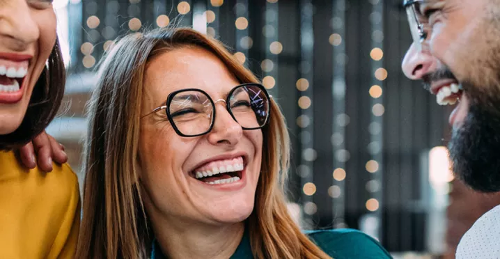 Amigos de trabajo celebran el resultado positivo en la empresa