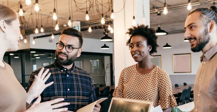 Equipo reunida para discutir los resultados en el fin del año 