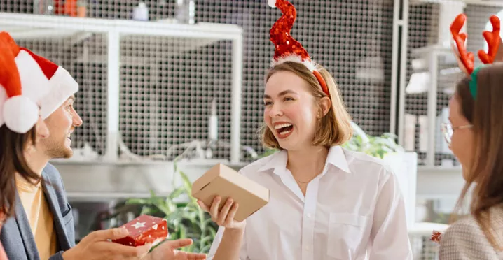 Amigos hacen amigo secreto en el fin del año