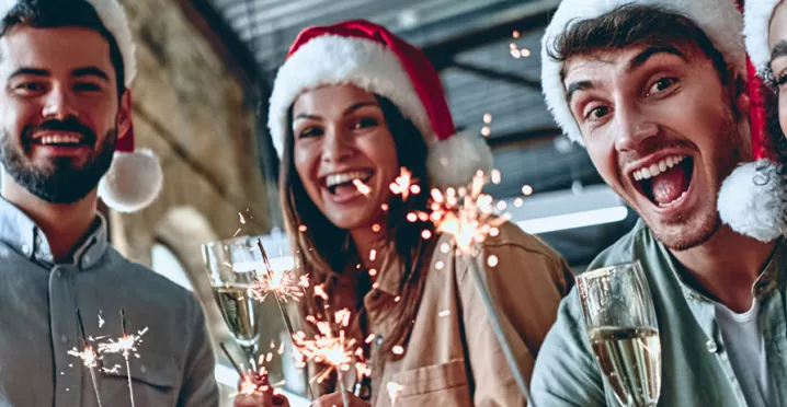Personas celebran Navidad en la oficina