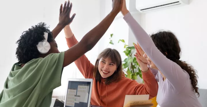 Colaboradoras felices porque tienen la libertad de elegir sus beneficios laborales