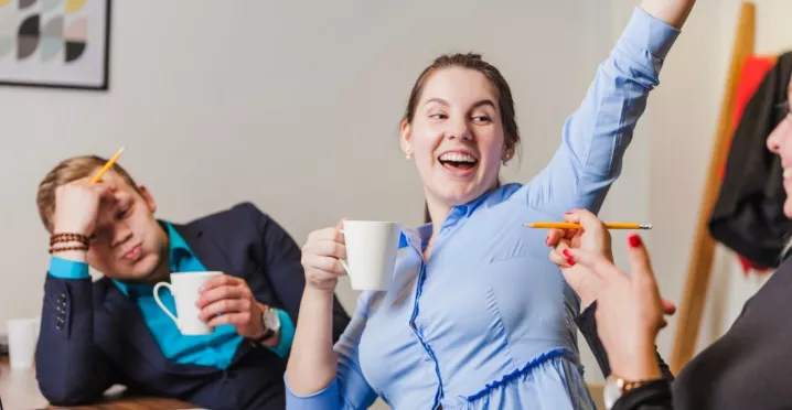 Colaboradores celebran porque en su empresa llevaron su estrategia de beneficios al siguiente nivel