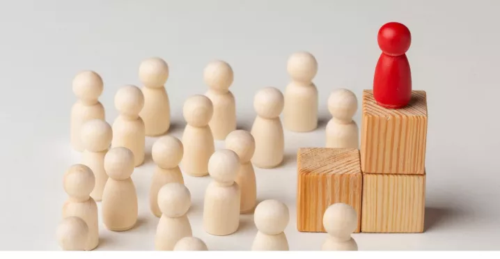 Ilustración que simboliza los estilos de liderazgo en una empresa y la relación entre jefes y equipos de trabajo.