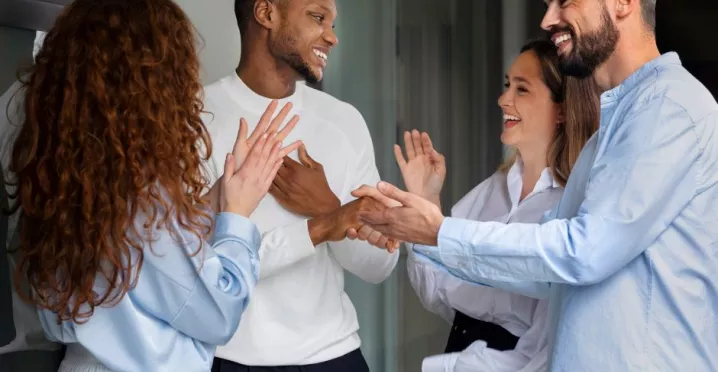 Colaboradores celebrando en la oficina como parte de un programa de beneficios para empresas