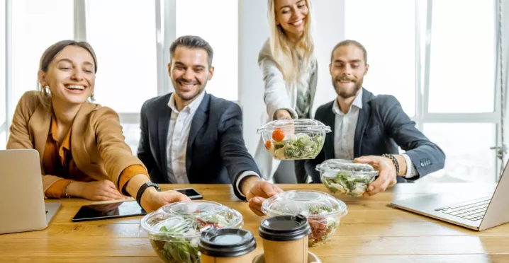 colaboradores enfocados en su alimentación