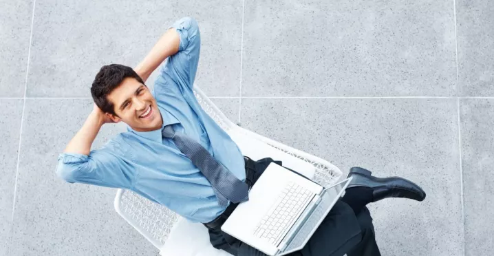 hombre feliz y despreocupado trabajando 4 días