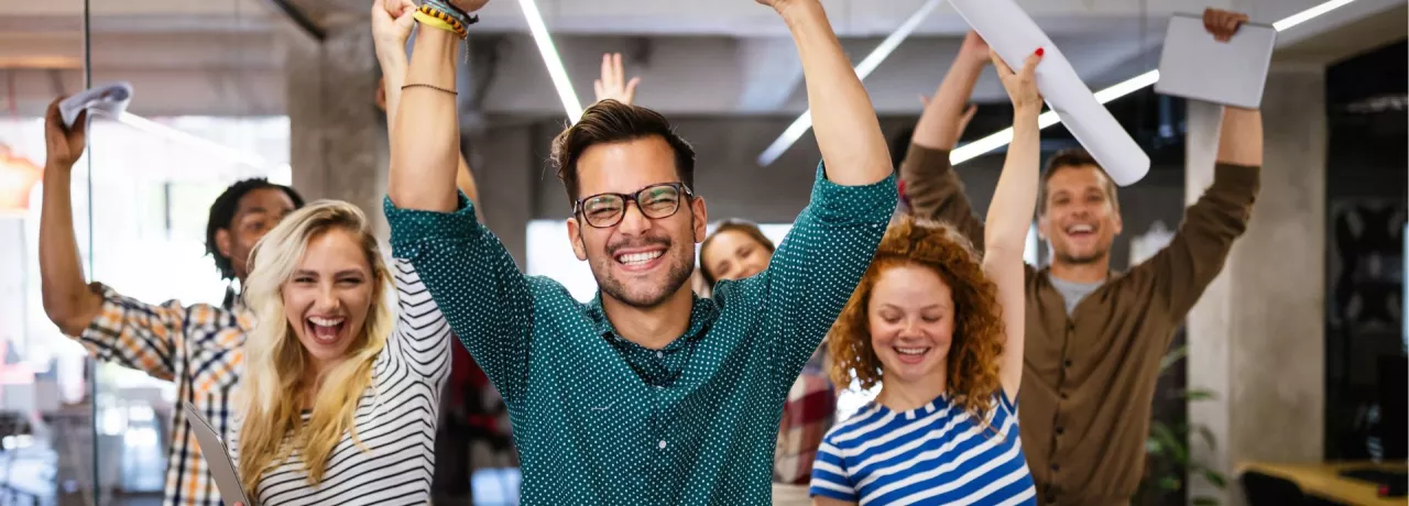 Personas felices en la oficina