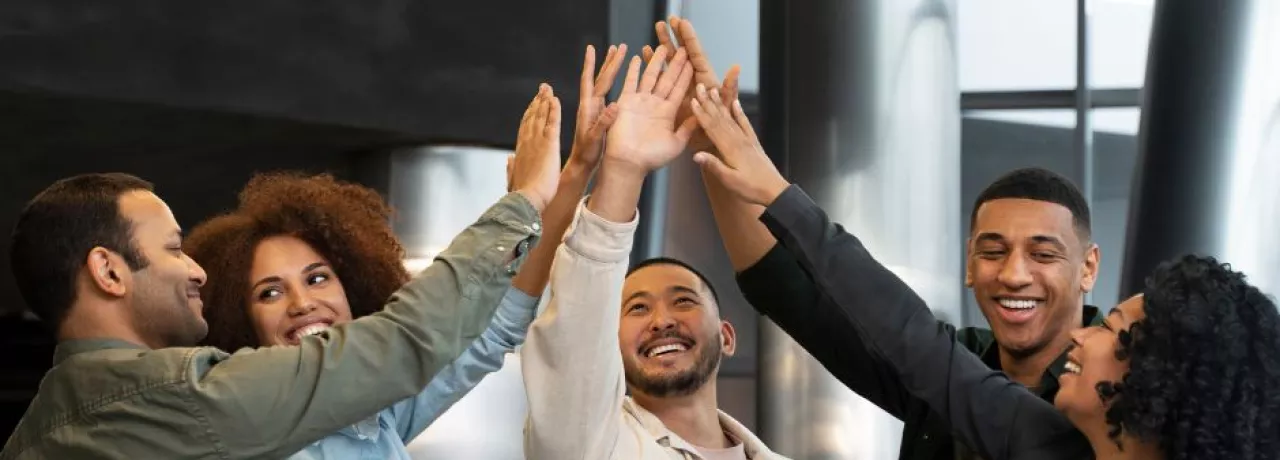 Grupo de colaboradores celebrando resultados del trabajo en equipo