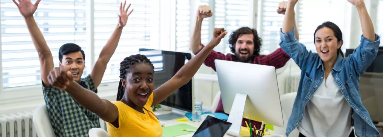 Equipo de trabajo celebrando victoria corporativa