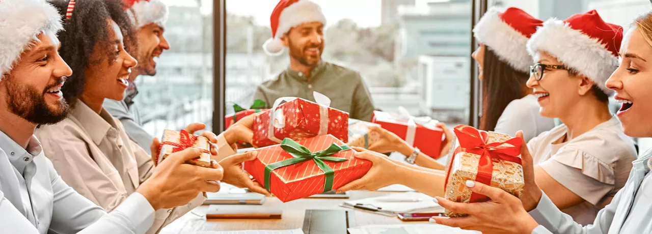 Equipo celebra Navidad juntos en la oficina
