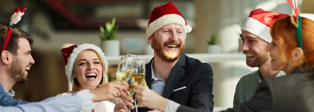 Equipo celebra Navidad en la oficina