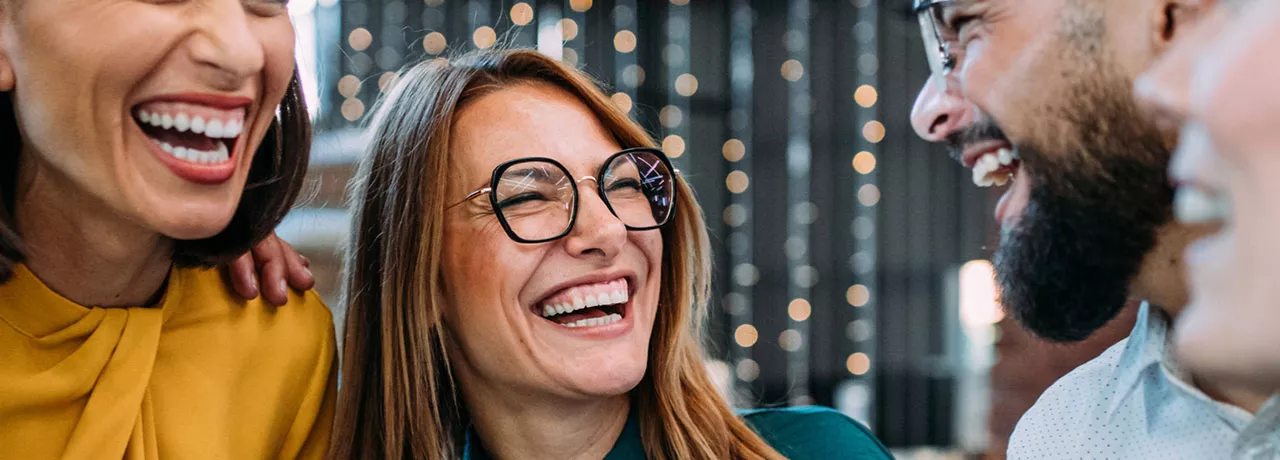 Amigos de trabajo celebran el resultado positivo en la empresa