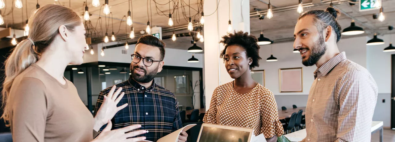 Equipo reunida para discutir los resultados en el fin del año 