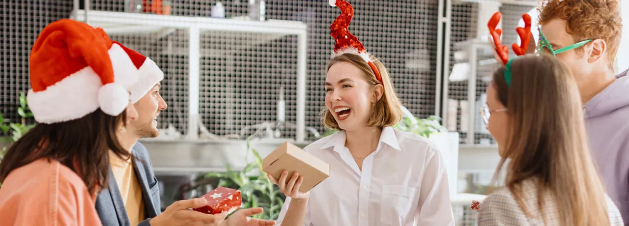 Amigos hacen amigo secreto en el fin del año