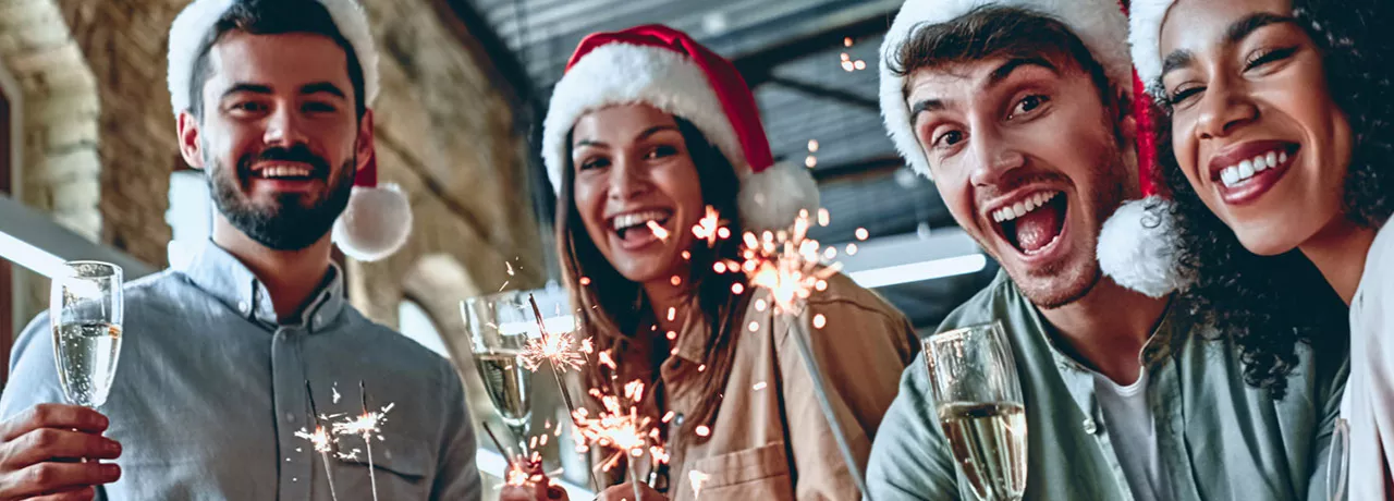 Personas celebran Navidad en la oficina