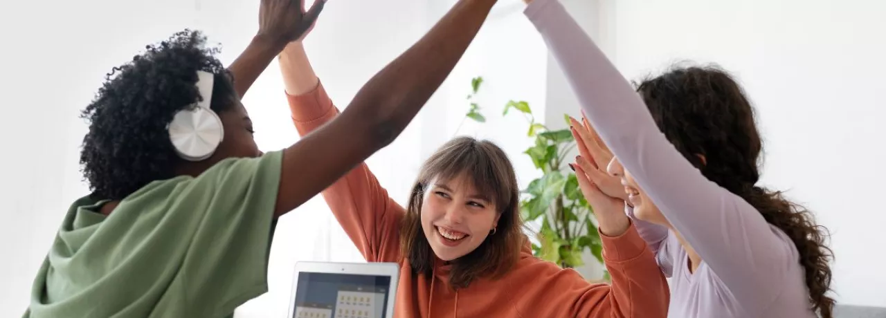Colaboradoras felices porque tienen la libertad de elegir sus beneficios laborales