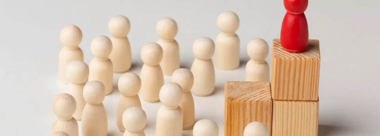 Ilustración que simboliza los estilos de liderazgo en una empresa y la relación entre jefes y equipos de trabajo.