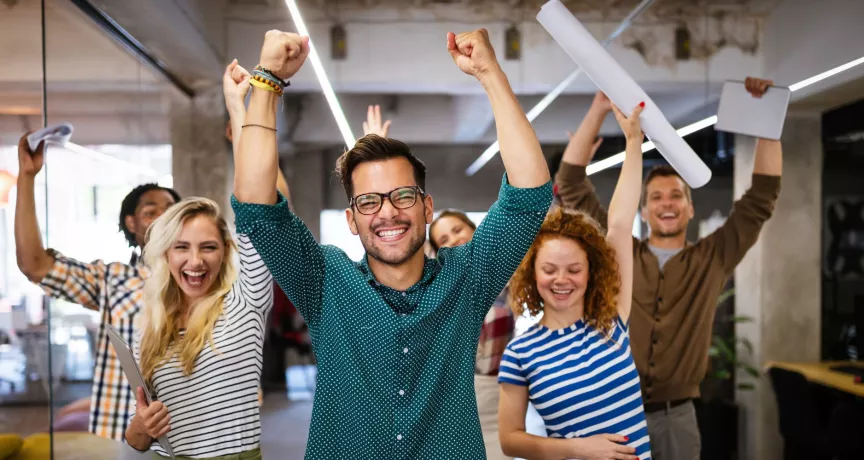 Personas felices en la oficina